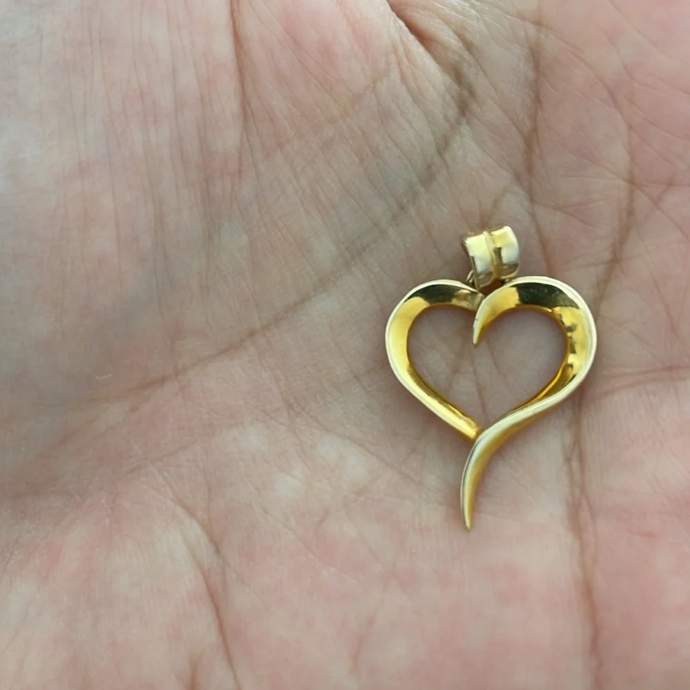 18k Gold Heart Pendant - Picture 6 of 11